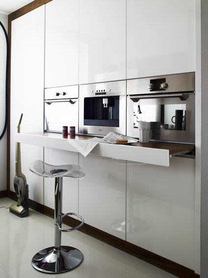 Фотография: Кухня и столовая в стиле Хай-тек, Квартира, Цвет в интерьере, Дома и квартиры, Белый, Минимализм – фото на INMYROOM