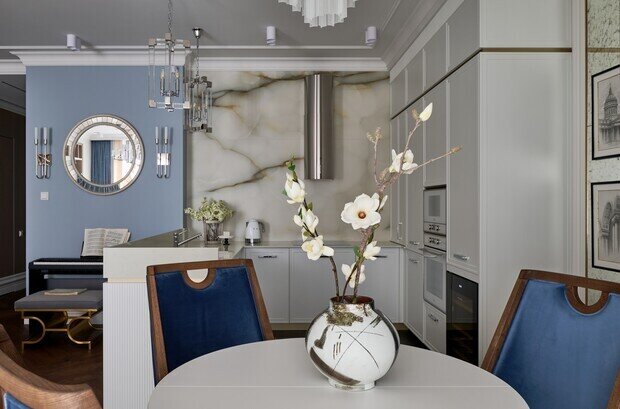 Фотография: Кухня и столовая в стиле Классический, Современный, Квартира, Проект дня, 3 комнаты, Более 90 метров, Эксклюзивные проекты, современный с элементами неоклассики, Новосибирская область, Кольцово – фото на INMYROOM