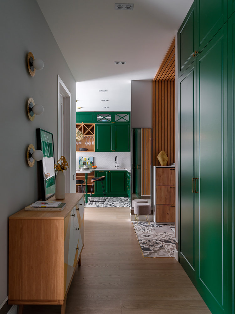 Заказчица мечтала о красивом месте в квартире, где можно создавать настроение декором и менять картины, выставлять цветы и декоративные аксессуары. Так появился комод между мастер-спальней и детской комнатой, с композицией из трех бра и картиной «Маргарита». Заказчица мечтала о красивом месте в квартире, где можно создавать настроение декором и менять картины, выставлять цветы и декоративные аксессуары. Так появился комод между мастер-спальней и детской комнатой, с композицией из трех бра и картиной «Маргарита».