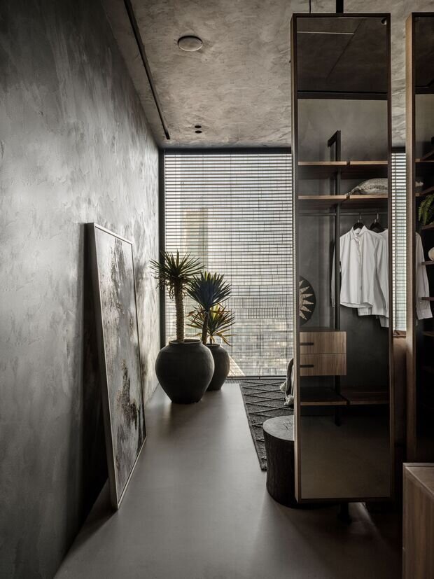 Фотография: Гардеробная в стиле Лофт, Современный, Эклектика, Бохо, Квартира, Проект дня, Москва, Монолитный дом, 2 комнаты, 60-90 метров, Эксклюзивные проекты, современный/роскошный, фото интерьера, дизайн интерьера фото, тренды в дизайне 2026, тренды в дизайне интерьеров 2026 – фото на INMYROOM