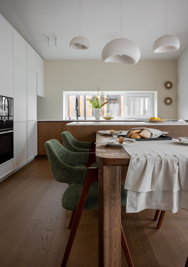 Фотография: Кухня и столовая в стиле Современный, Эко, Дом, Проект дня, Дом и дача, Московская область, 3 комнаты, Индивидуальный проект, современный с элементами минимализма и скандинавского стиля, Анастасия Давиденко – фото на INMYROOM