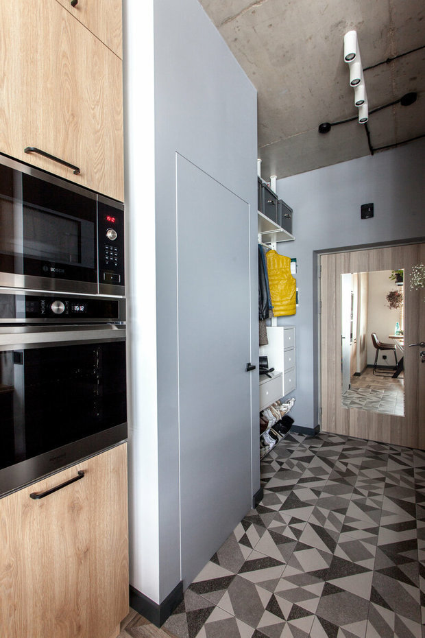 Интерьер прихожей в стиле лофт с элементами современного дизайна