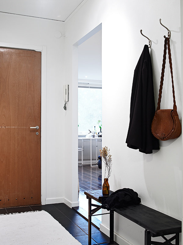 Фотография: Прихожая в стиле Скандинавский, Современный, Декор интерьера, Малогабаритная квартира, Квартира, Швеция, Дома и квартиры – фото на INMYROOM