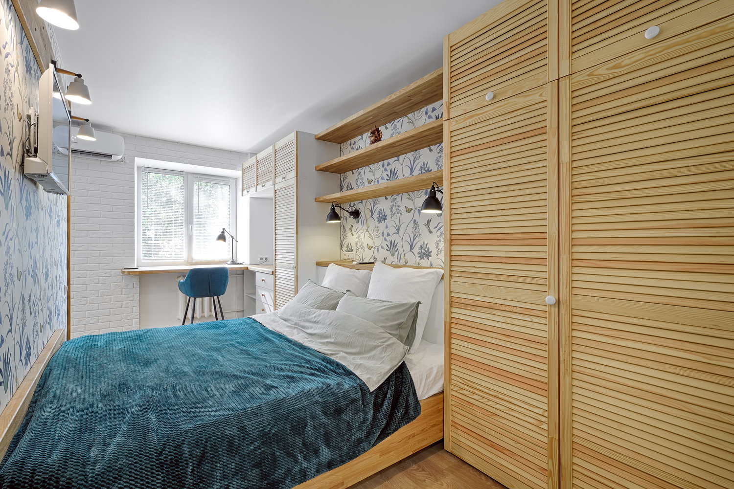 За изголовьем кровати есть ящик для постельного белья. За изголовьем кровати есть ящик для постельного белья.