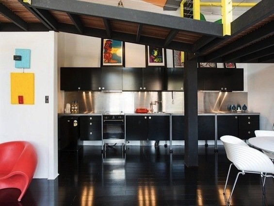 Фотография: Кухня и столовая в стиле Лофт, Квартира, Австралия, Цвет в интерьере, Дома и квартиры, Черный, Картины – фото на INMYROOM