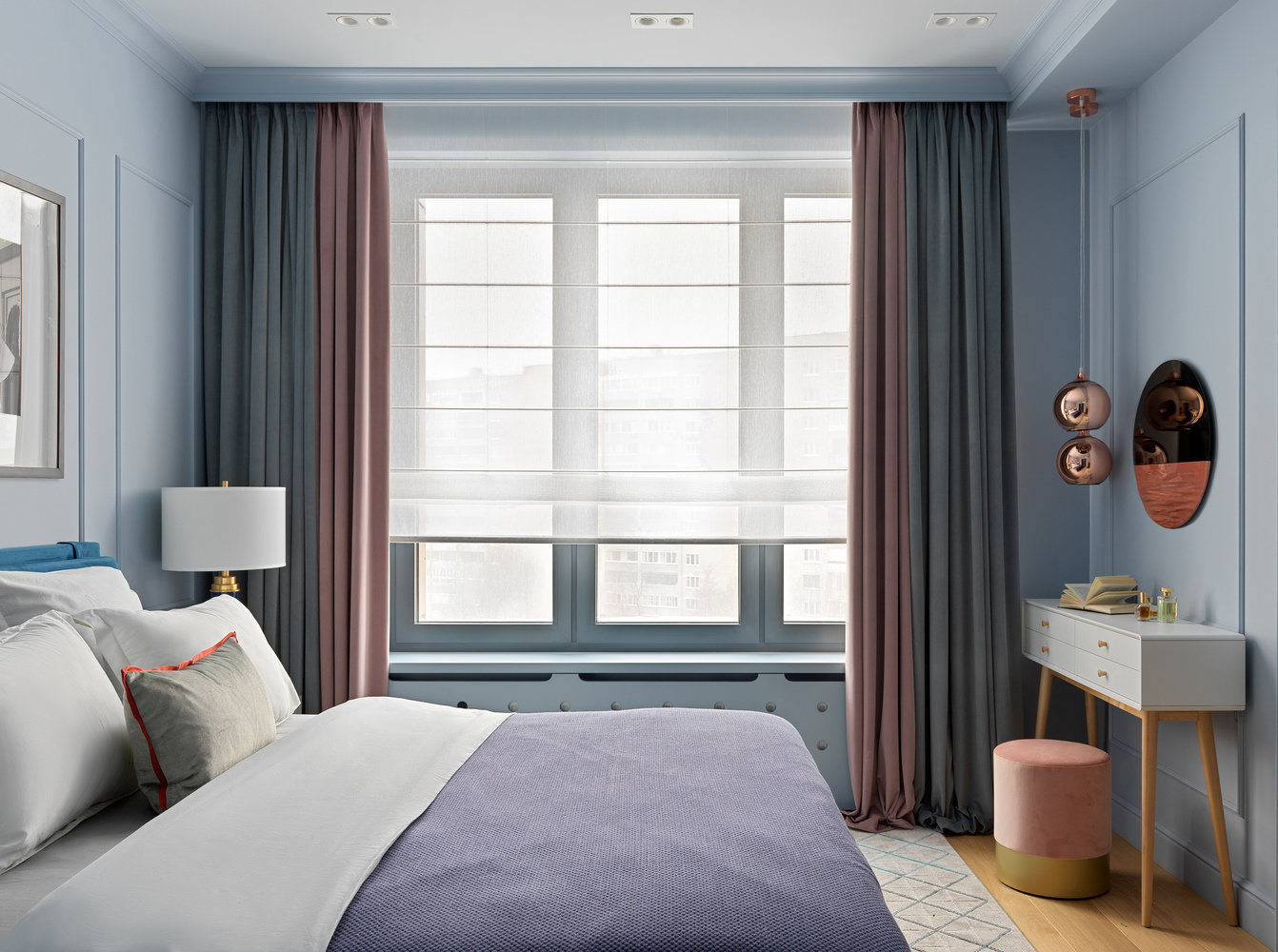 Розовый цвет также отлично вписался в интерьер спальни.