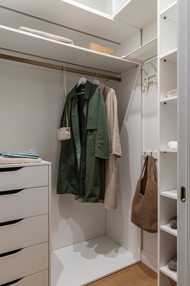 Фотография: Гардеробная в стиле Современный, Малогабаритная квартира, Квартира, Проект дня, Москва, Монолитный дом, 2 комнаты, до 40 метров, современный с элементами неоклассики – фото на INMYROOM