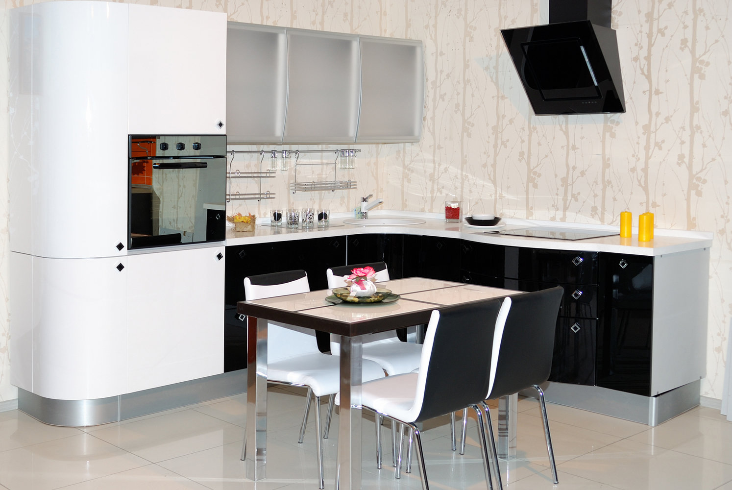 Фотография: Кухня и столовая в стиле Хай-тек, Декор интерьера, Дизайн интерьера, Цвет в интерьере, Черный, Пол – фото на INMYROOM