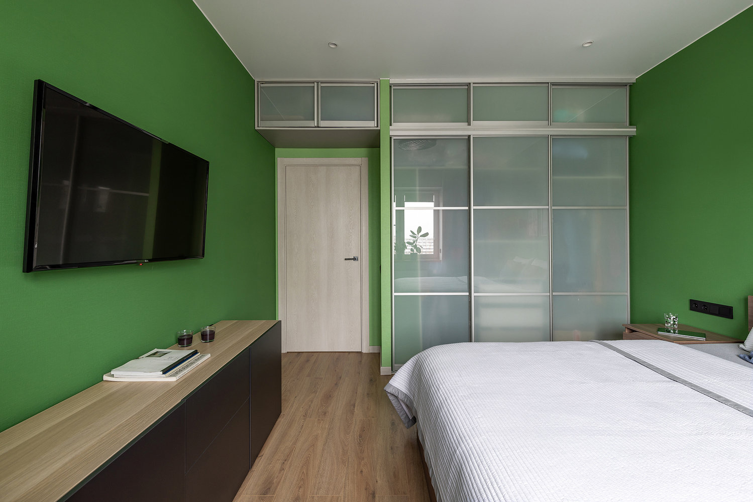 В спальне возвели перегородку, чтобы идеально встроить шкаф. Над входом тоже разместились дополнительные модули — много хранения не бывает. Этот шкаф был выполнен на заказ, но можно было сэкономить и выстроить нишу под готовый шкаф, немного пожертвовав высотой хранения. В спальне возвели перегородку, чтобы идеально встроить шкаф. Над входом тоже разместились дополнительные модули — много хранения не бывает. Этот шкаф был выполнен на заказ, но можно было сэкономить и выстроить нишу под готовый шкаф, немного пожертвовав высотой хранения.