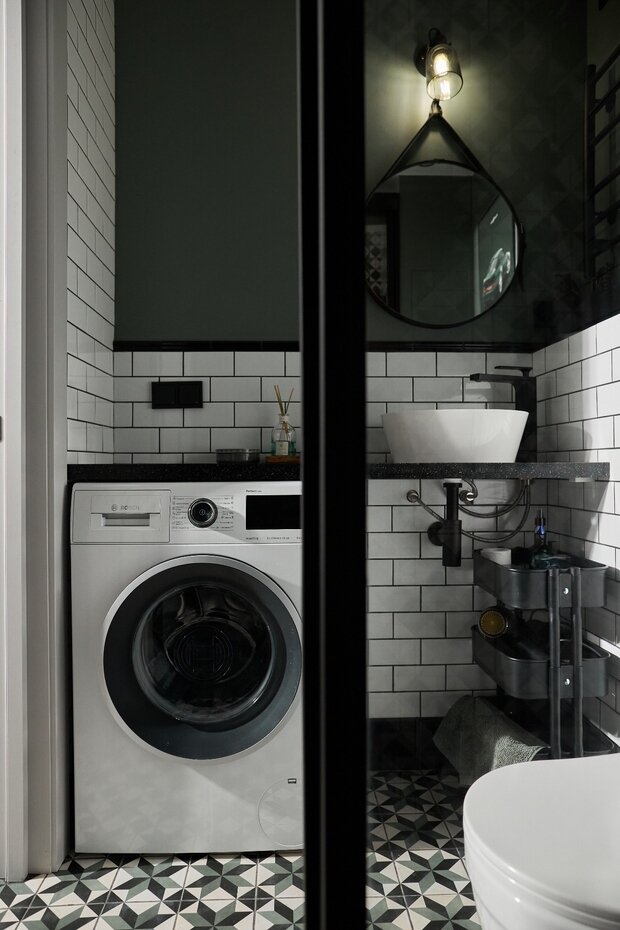 Столешница выполнена из искусственного камня. Под ней спрятали стиральную машину.