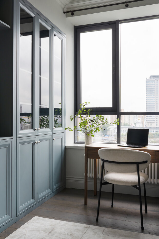 Фотография: Кабинет в стиле Классический, Современный, Эклектика, Квартира, Проект дня, Москва, 2 комнаты, 60-90 метров, современный с элементами классики и роскоши – фото на INMYROOM