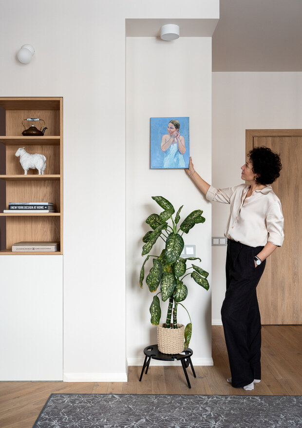 В коридоре, из которого можно выйти в кабинет и спальню, также расположена небольшая работа Дарьи Сумаревой-Копач.