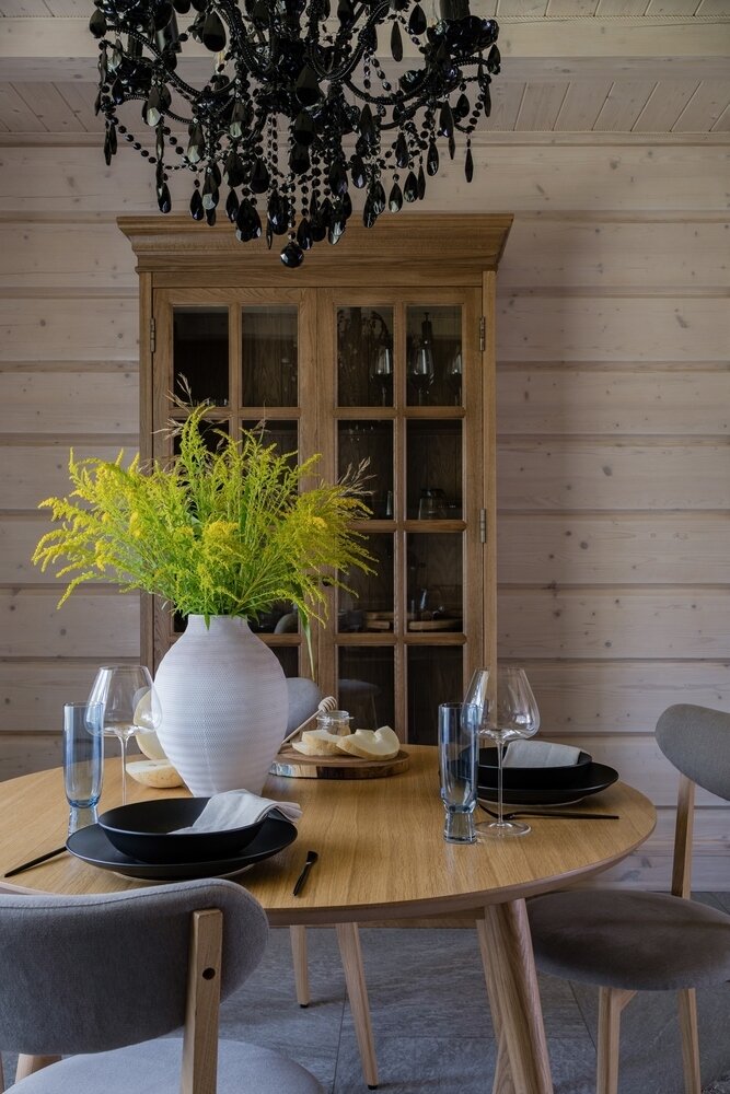 На кухне, кроме линейного кухонного гарнитура, есть буфет для посуды. Кухня вышла очень эклектичной, сочетание филенчатых фасадов, классической люстры, состаренного буфета с современным обеденным столом и стульями добавляет разнообразия в интерьер. На кухне, кроме линейного кухонного гарнитура, есть буфет для посуды. Кухня вышла очень эклектичной, сочетание филенчатых фасадов, классической люстры, состаренного буфета с современным обеденным столом и стульями добавляет разнообразия в интерьер.