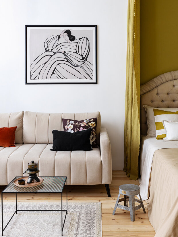 Стоит отметить ручной труд заказчицы, которая сама сшила все шторы, написала картины, покрасила венские стулья, чтобы все получилось по проекту.