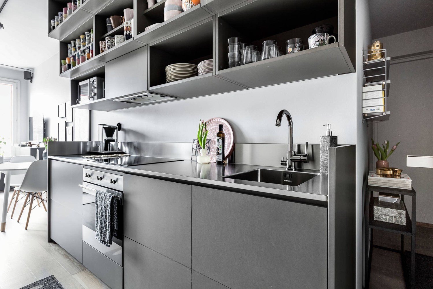 Фотография: Кухня и столовая в стиле Скандинавский, Декор интерьера, Малогабаритная квартира, Квартира, Швеция, Серый, идеи для малогабариток, как оформить малогабаритку, дизайн малогабаритки, 1 комната, до 40 метров, энциклопедия_интерьер – фото на INMYROOM Фотография: Кухня и столовая в стиле Скандинавский, Декор интерьера, Малогабаритная квартира, Квартира, Швеция, Серый, идеи для малогабариток, как оформить малогабаритку, дизайн малогабаритки, 1 комната, до 40 метров, энциклопедия_интерьер – фото на INMYROOM