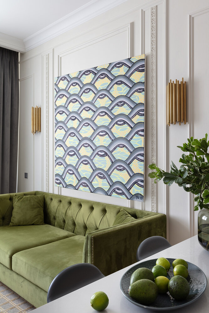 В гостиной над диваном повесили интересную картину питерской художницы: рисунок напоминает чешую с фартука. Ковер выбрали с простой геометрией, он прекрасно дополнил интерьер и сработал как зонирующий элемент. В гостиной над диваном повесили интересную картину питерской художницы: рисунок напоминает чешую с фартука. Ковер выбрали с простой геометрией, он прекрасно дополнил интерьер и сработал как зонирующий элемент.