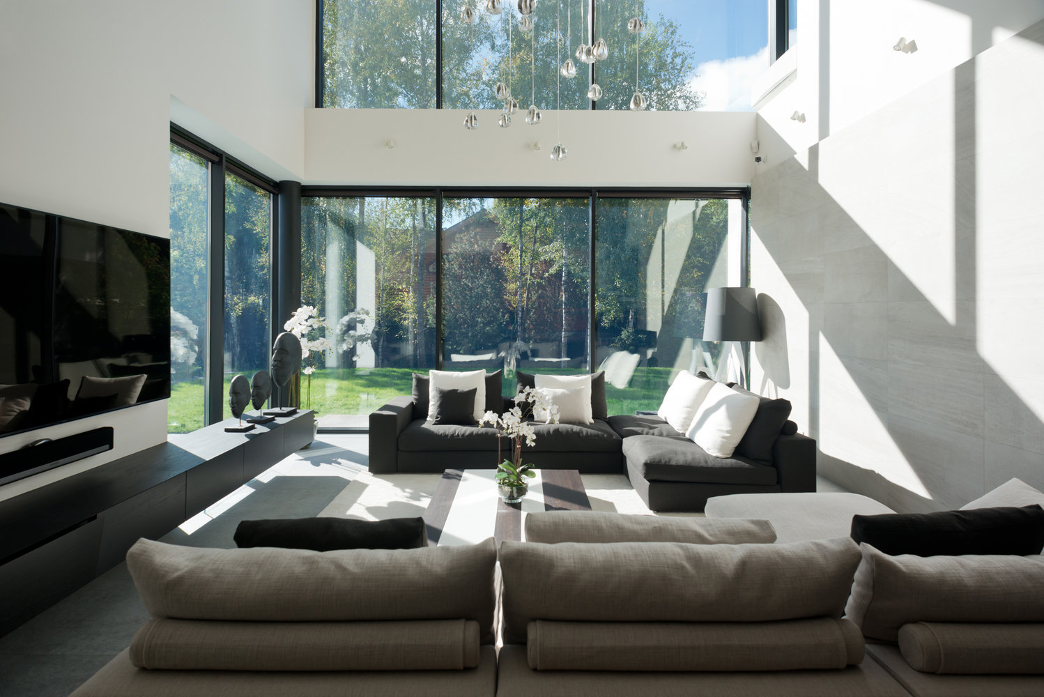 Фотография: Гостиная в стиле Минимализм, Современный, Дом, Подмосковье, Московская область, Монолитный дом, Александра Федорова, 4 и больше, Более 90 метров, Эксклюзивные проекты, Марфино – фото на INMYROOM