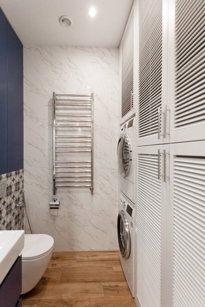 В этом санузле разместили большой жалюзийный шкаф, который выполняет функцию хранения бытовой химии, гладильной доски и прочей утвари. В этом санузле разместили большой жалюзийный шкаф, который выполняет функцию хранения бытовой химии, гладильной доски и прочей утвари.