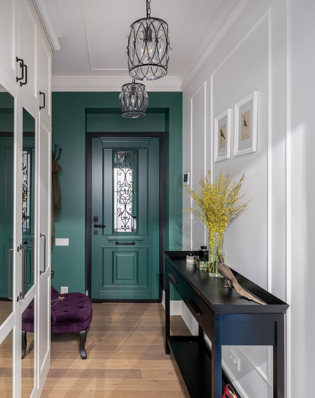 Дверь выполнена в том же цвете, что и стены, поэтому входная зона смотрится единым пространством.