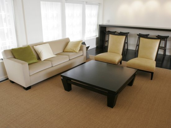 Фотография: Гостиная в стиле Современный, Восточный, Малогабаритная квартира, Интерьер комнат, Советы, Зеркала – фото на INMYROOM