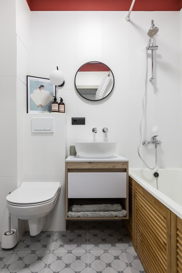 Экран ванной сделали из жалюзийных дверок, тонированных влагозащитным составом.