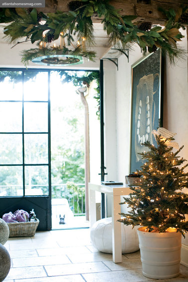 Фотография: Прихожая в стиле Скандинавский, Декор интерьера, Праздник, Камин, Новый Год, Свечи – фото на INMYROOM
