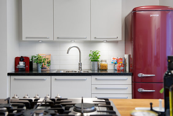 Фотография: Кухня и столовая в стиле Современный, Декор интерьера, Мебель и свет, Светильник – фото на INMYROOM