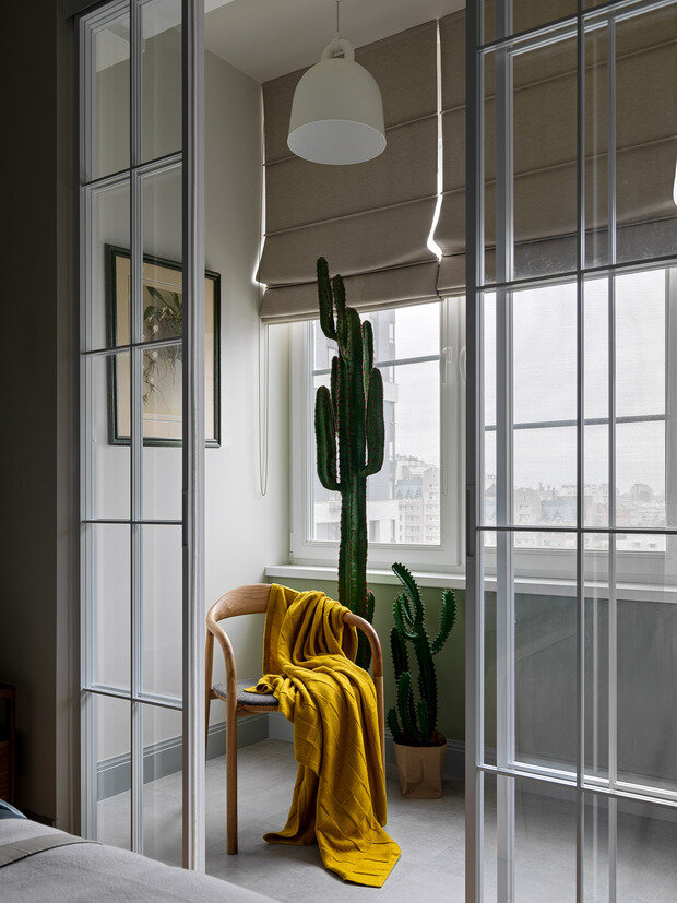 Интерьер балкона в стиле минимализм с элементами скандинавского стиля
