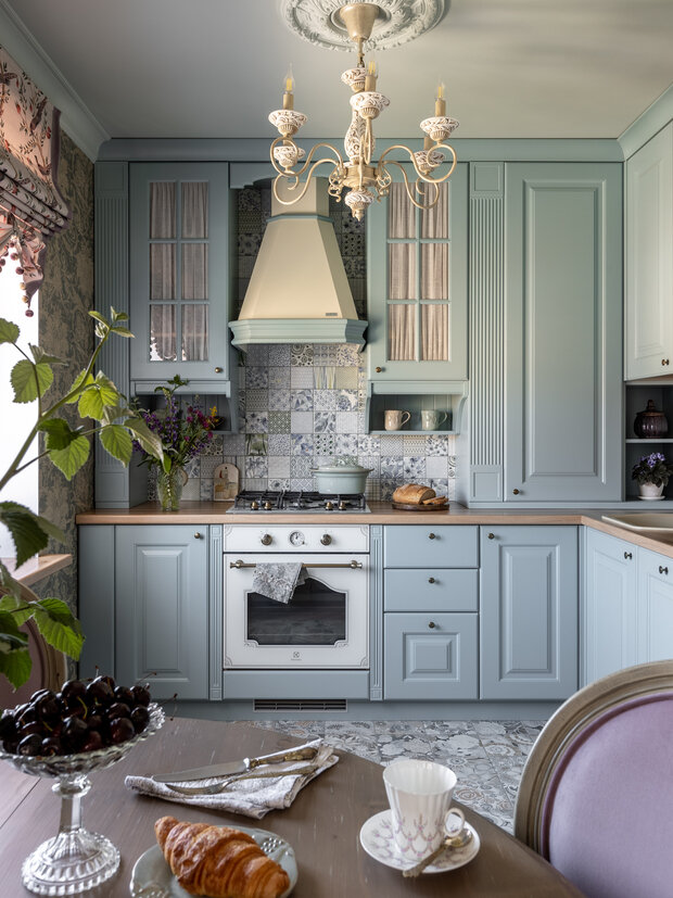 Фотография: Кухня и столовая в стиле Прованс и Кантри, Квартира, Проект дня, Кирпичный дом, 2 комнаты, 40-60 метров, Башкортостан, Лариса Байракова – фото на INMYROOM