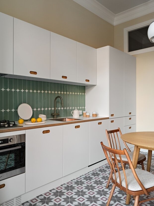 Фотография: Кухня и столовая в стиле Скандинавский, Современный, Винтажный, Квартира, Проект недели, Санкт-Петербург, Кирпичный дом, 2 комнаты, 60-90 метров, Анастасия Заркуа – фото на INMYROOM