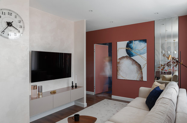 Гостиная получилась проходная, но очень уютная. Телевизор спрятали в нишу, образованную перегородками.