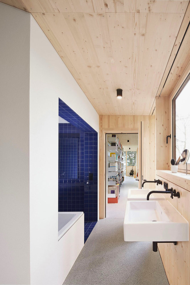 Фотография: Ванная в стиле Эко, Современный, Дом, Архитектура, Ландшафт, Планировки, Белый, Минимализм, Перепланировка, Черный, Бежевый, Синий, Серый, Дом и дача, Австрия, Форарльберг, Дорнбирн, Йохен Шпехт – фото на INMYROOM Фотография: Ванная в стиле Эко, Современный, Дом, Архитектура, Ландшафт, Планировки, Белый, Минимализм, Перепланировка, Черный, Бежевый, Синий, Серый, Дом и дача, Австрия, Форарльберг, Дорнбирн, Йохен Шпехт – фото на INMYROOM