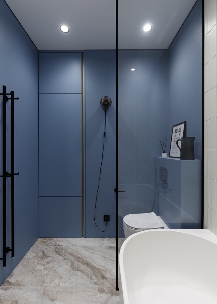 У заказчиков есть кот. Было пожелание, чтобы кошачий туалет визуально не портил интерьер. Его спрятали в шкаф в мастер-санузле, при этом проход в него организован через стену — в коридоре сделано специальное отверстие, которое ведет прямо в шкаф по ту сторону стены. У заказчиков есть кот. Было пожелание, чтобы кошачий туалет визуально не портил интерьер. Его спрятали в шкаф в мастер-санузле, при этом проход в него организован через стену — в коридоре сделано специальное отверстие, которое ведет прямо в шкаф по ту сторону стены.