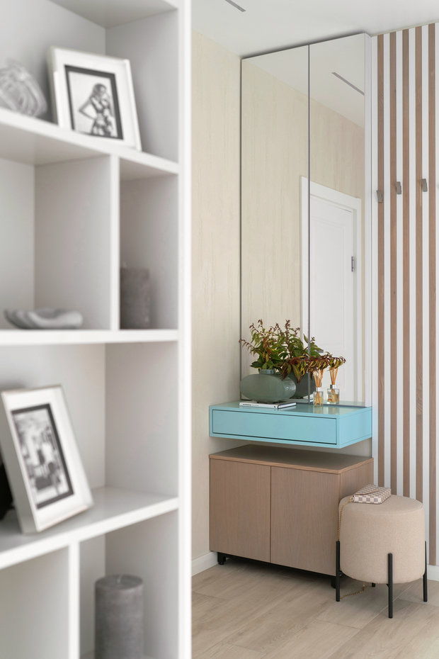 «Мне нравится яркий голубой ящик при входе. Это красочный элемент, выделяющийся на фоне однотонной светлой квартиры», — говорит дизайнер.
