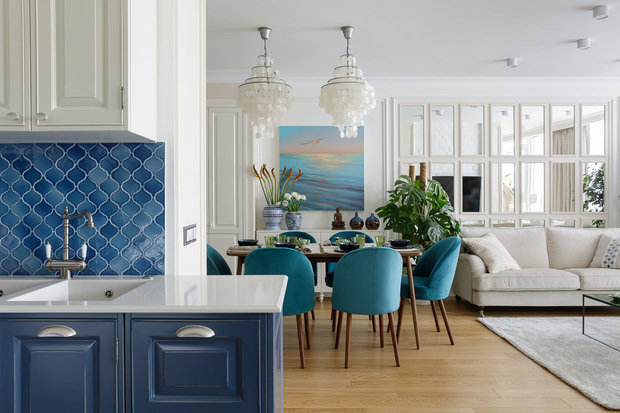 Примерно 70% всей мебели — заказные позиции. Это в первую очередь дает свободу для воплощения интересных концепций и идей плюс помогает вписаться в бюджет.