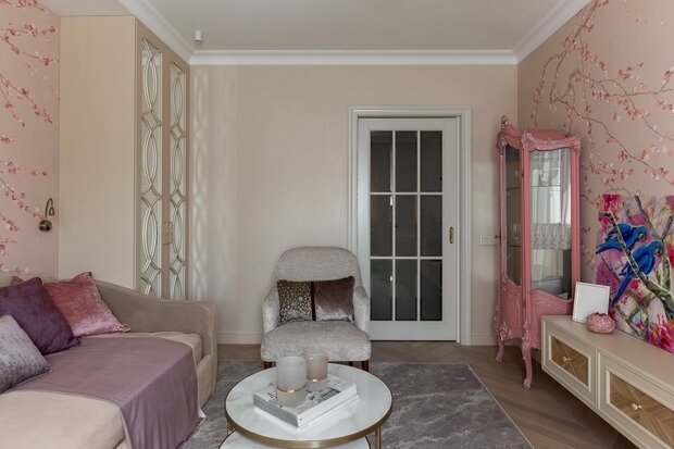 Мама заказчицы любит цветущую вишню и сады, поэтому для отделки жилой комнаты выбрали фреску с растительным мотивом.