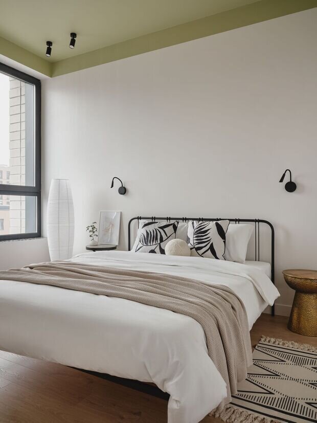 Фотография: Спальня в стиле Современный, Минимализм, Квартира, Проект дня, Москва, 2 комнаты, 40-60 метров, современный с элементами минимализма и скандинавского стиля, ЖК «Зиларт», Зоя Закалюжная – фото на INMYROOM