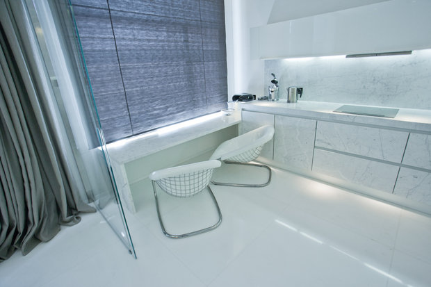 Фотография: Кухня и столовая в стиле Современный, Хай-тек, Интерьер комнат, Цвет в интерьере, Белый – фото на INMYROOM