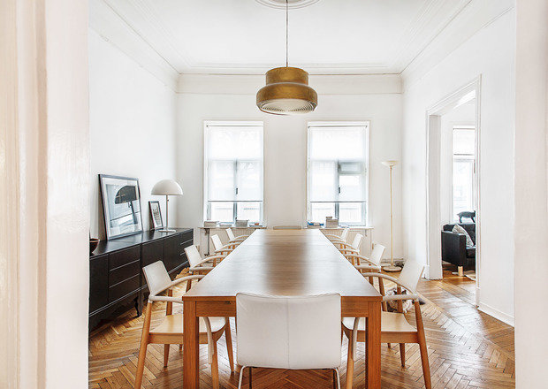 Фотография: Кухня и столовая в стиле Скандинавский, Эко, Декор интерьера, Дом, Аксессуары, Декор, Мебель и свет, Белый, Черный, Москва, Красный, Зеленый, Бежевый, Синий, Серый, Коричневый, ИКЕА, Мортен Франкбю, Melanie O'Brien, Eric Boudart, посольство Швеции в России, ИКЕА в старинном особняке, масс-маркет в дипмиссии, дом шведского советника по культуре – фото на INMYROOM