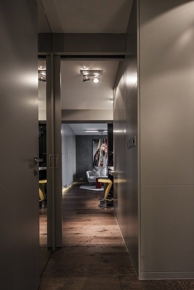 Фотография: Прихожая в стиле Современный, Малогабаритная квартира, Квартира, Цвет в интерьере, Дома и квартиры, Серый, Умный дом, Будапешт – фото на INMYROOM