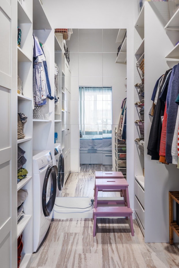 Фотография: Гардеробная в стиле Скандинавский, Проект недели, Samsung, Таунхаус, 4 и больше, Спецпроект, интерьерный холодильник, интерьерная микроволновая печь – фото на INMYROOM