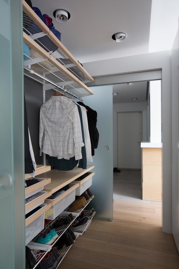 Фотография: Гардеробная в стиле Минимализм, Современный, Квартира, Проект недели, Москва, Монолитный дом, 3 комнаты, 60-90 метров, Zeworkroomstudio – фото на INMYROOM