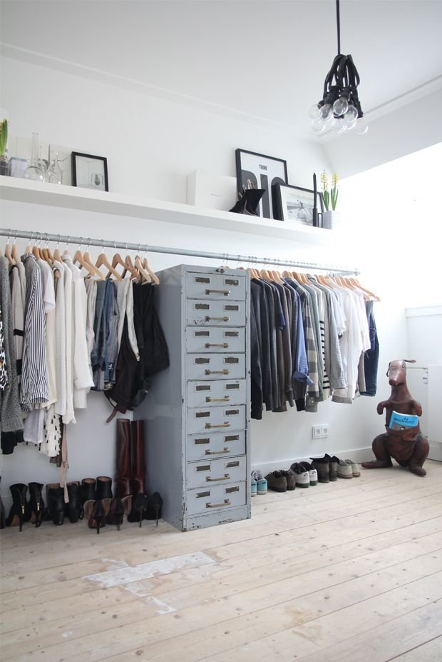 Фотография: Гардеробная в стиле Лофт, Скандинавский, Спальня, Классический, Современный, Эклектика, Декор интерьера, Малогабаритная квартира, Интерьер комнат, Мебель и свет, Прочее, Советы, Системы хранения, интерьер спальни, идеи для спальни, кровать в спальне, декор спальни, спальня в стиле лофт – фото на INMYROOM