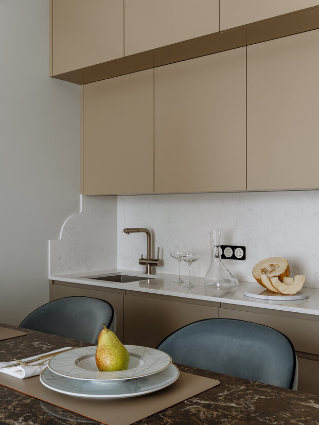 Фотография: Кухня и столовая в стиле Классический, Современный, Квартира, Проект недели, Москва, 2 комнаты, 40-60 метров, Андрей Некрасов – фото на INMYROOM