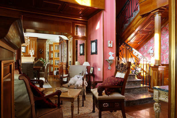 Фото из портфолио Двухуровневая гостиная загородного дома в Подмосковье – фотографии дизайна интерьеров на INMYROOM