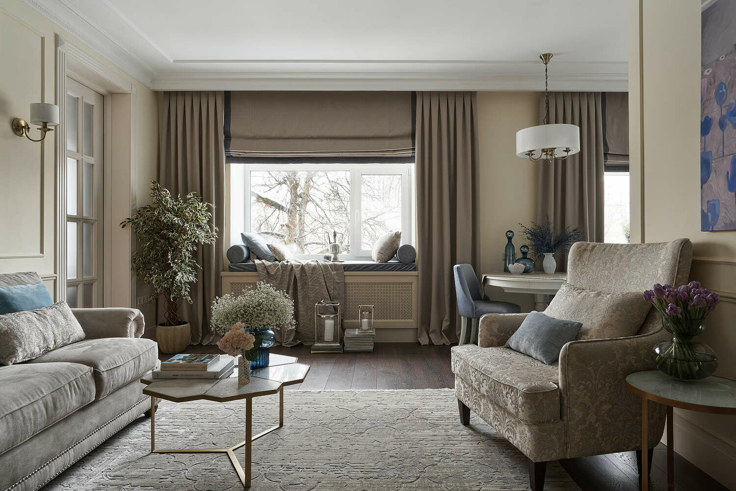 Радиаторы отопления закрыли декоративными решетками, а на подоконник положили матрас, чтобы там можно было сидеть.