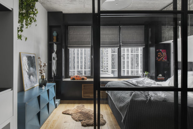 Фотография: Спальня в стиле Лофт, Гид, Зонирование, стеклянная перегородка в однушке, как зонировать студию, Стеклянная перегородка, OM Design, Олег Минц, энциклопедия_интерьер, Серж Махов, Ольга Бойцова, Екатерина Уланова, Катерина Кузнецова, зонирование с помощью перегородок, Антон Прошакин, Студия Ирины Райхер – фото на INMYROOM