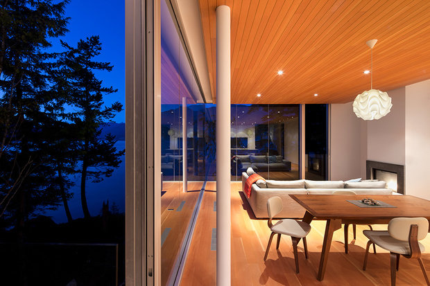 Фотография: Кухня и столовая в стиле Минимализм, Эко, Современный, Дом, Канада, Архитектура, Ландшафт, Планировки, Мебель и свет, Терраса, Дача, Дом и дача – фото на INMYROOM