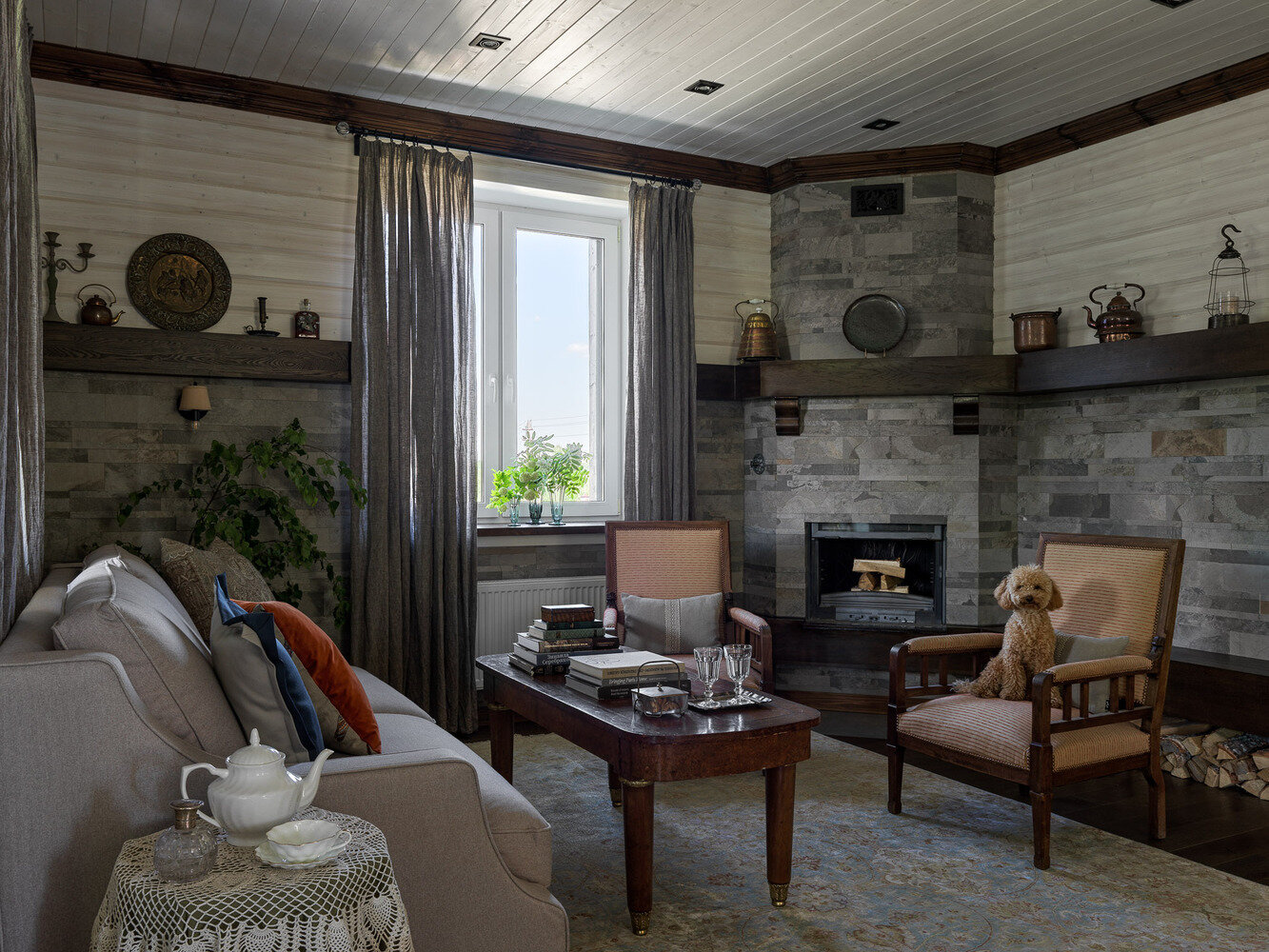 Большой интерес у заказчиков вызывала винтажная мебель, что позволило дизайнерам найти эксклюзивные предметы для отделки и украшения дома. В интерьере много дерева, красивой керамики и натурального текстиля — в основном это хлопок и лен. За основу взяли природную цветовую палитру. Большой интерес у заказчиков вызывала винтажная мебель, что позволило дизайнерам найти эксклюзивные предметы для отделки и украшения дома. В интерьере много дерева, красивой керамики и натурального текстиля — в основном это хлопок и лен. За основу взяли природную цветовую палитру.