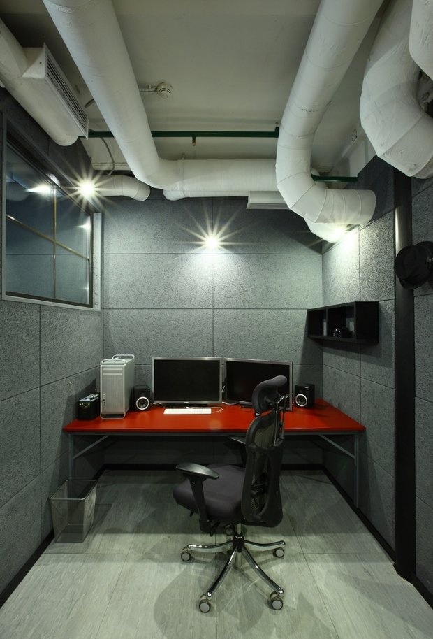 Фотография: Офис в стиле Лофт, Офисное пространство, Россия, Белый, Черный, Красный, Новая Москва, Антон Корнеев, Екатерина Корнеева, Fibr Film, Korneev Design Workshop, как оформить офис, лофт для офисных помещений, лофт для офиса, интерьер офиса – фото на INMYROOM
